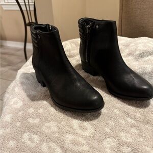Sorel boots - never worn